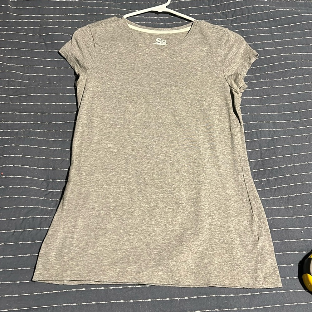 Fitted grey tee. Soft. Heathered light grey.